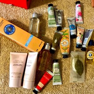 L’Oocitane Gft Box with  17 sample sizes and 1 full-size hand crème Lot and 18
